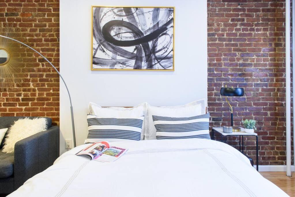83-3W UES Central Park Newly Furnished XL Studio