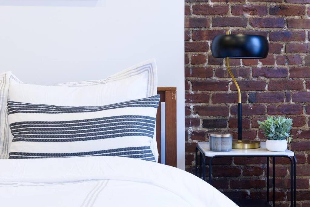 83-3W UES Central Park Newly Furnished XL Studio