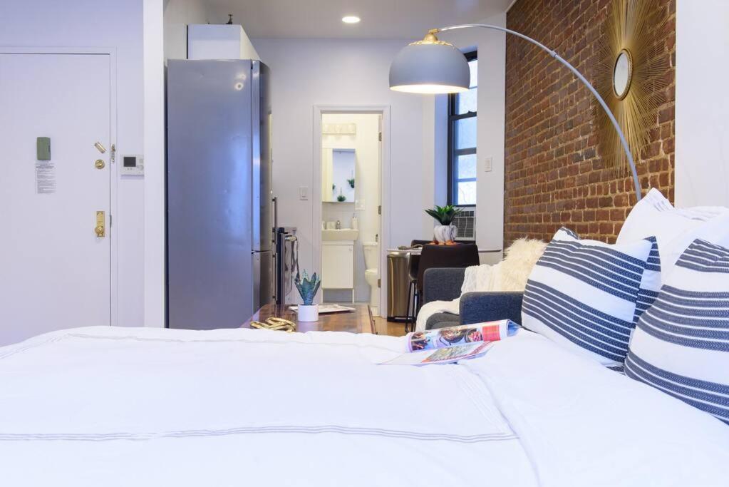 83-3W UES Central Park Newly Furnished XL Studio