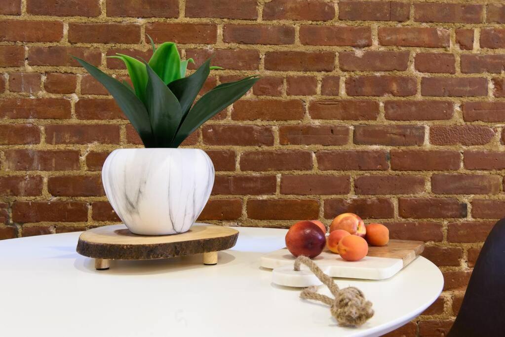 83-3W UES Central Park Newly Furnished XL Studio