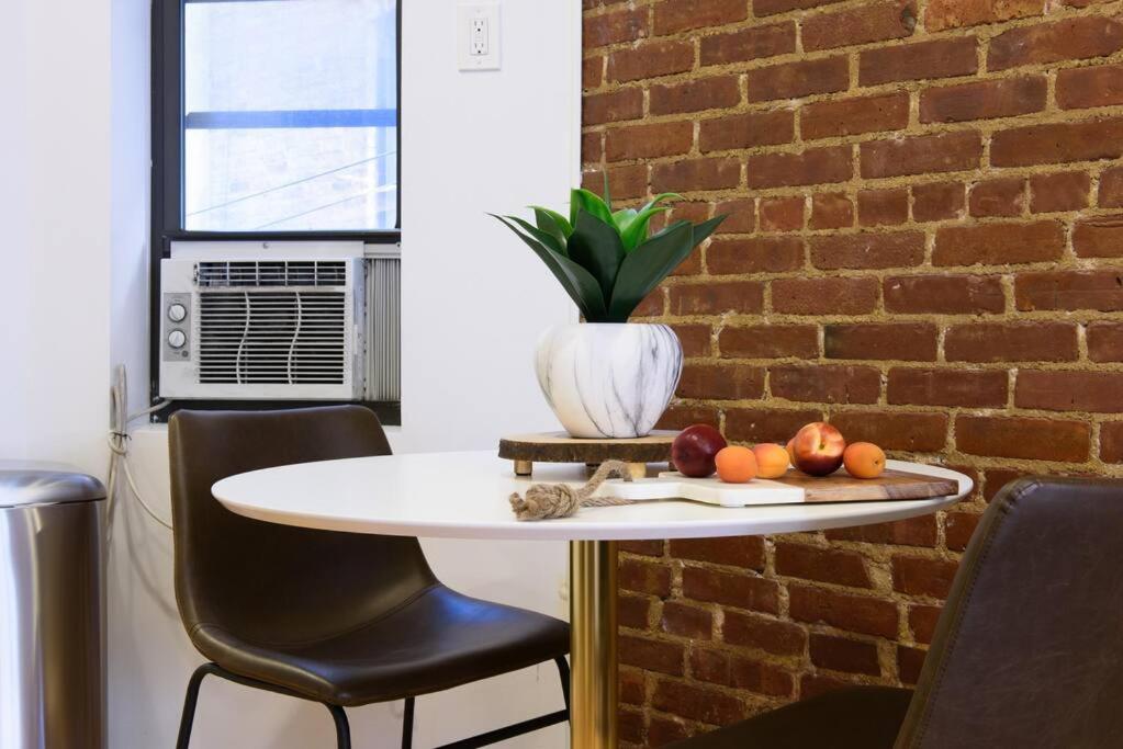 83-3W UES Central Park Newly Furnished XL Studio