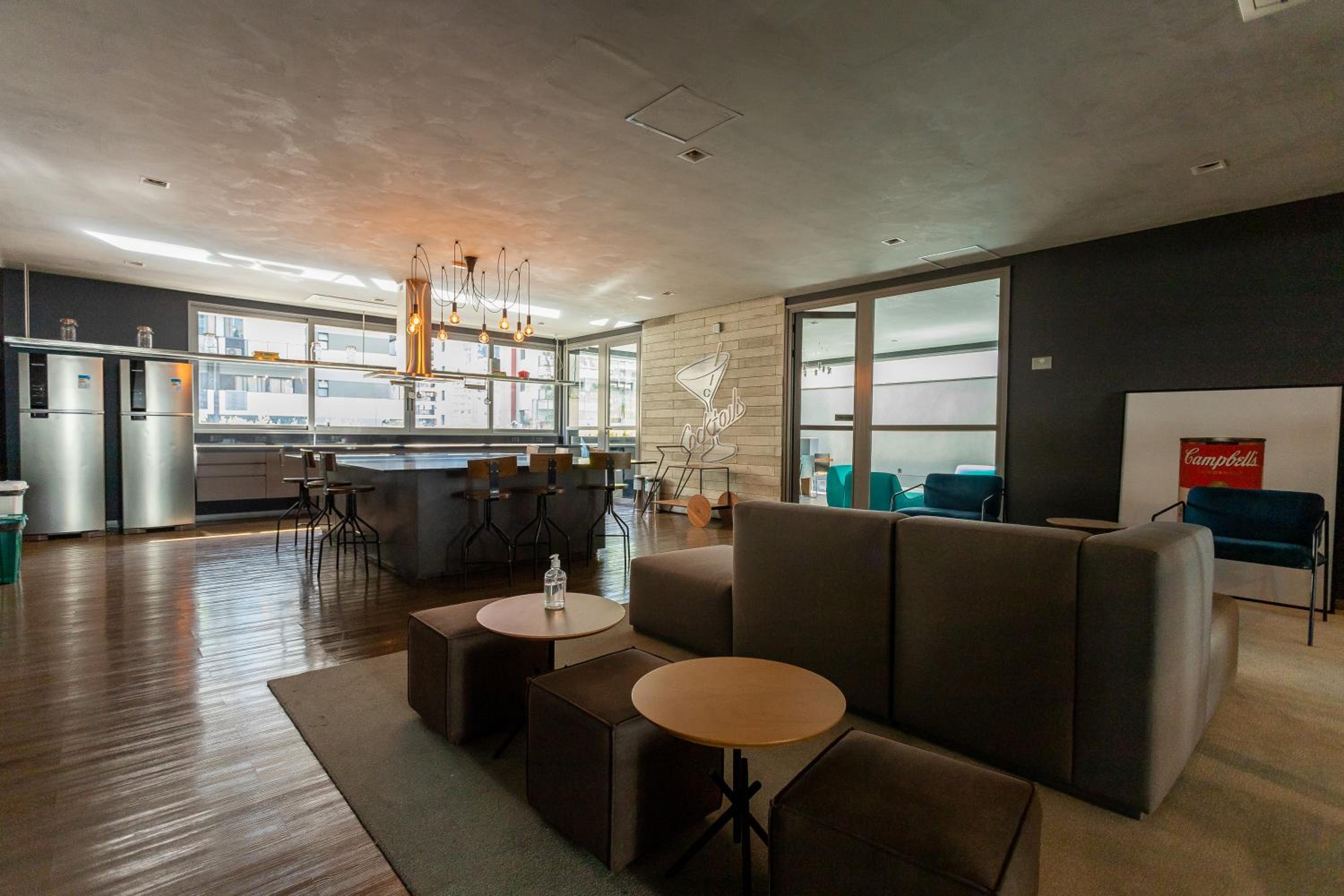 Studio 2113 moderno com maleiro-localizado na rua Oscar Freire1375