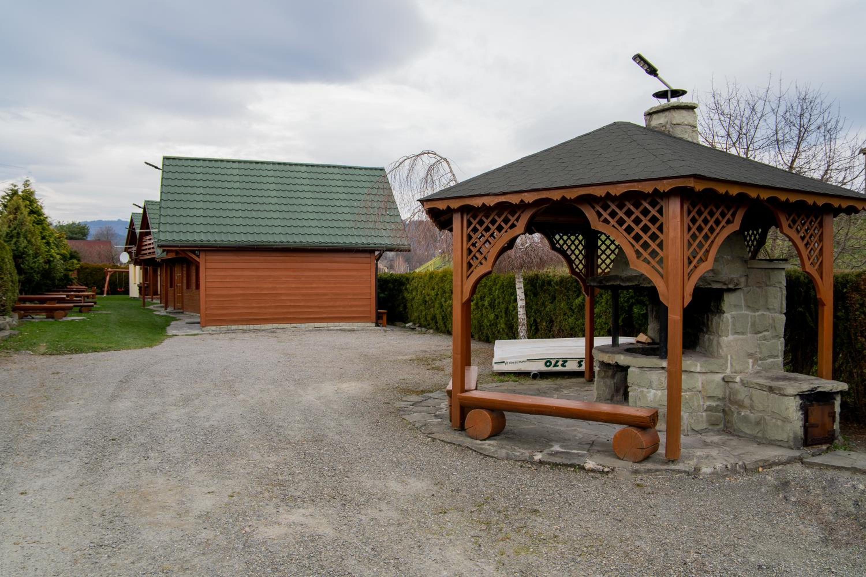 Domki nad jeziorem-Wodnik
