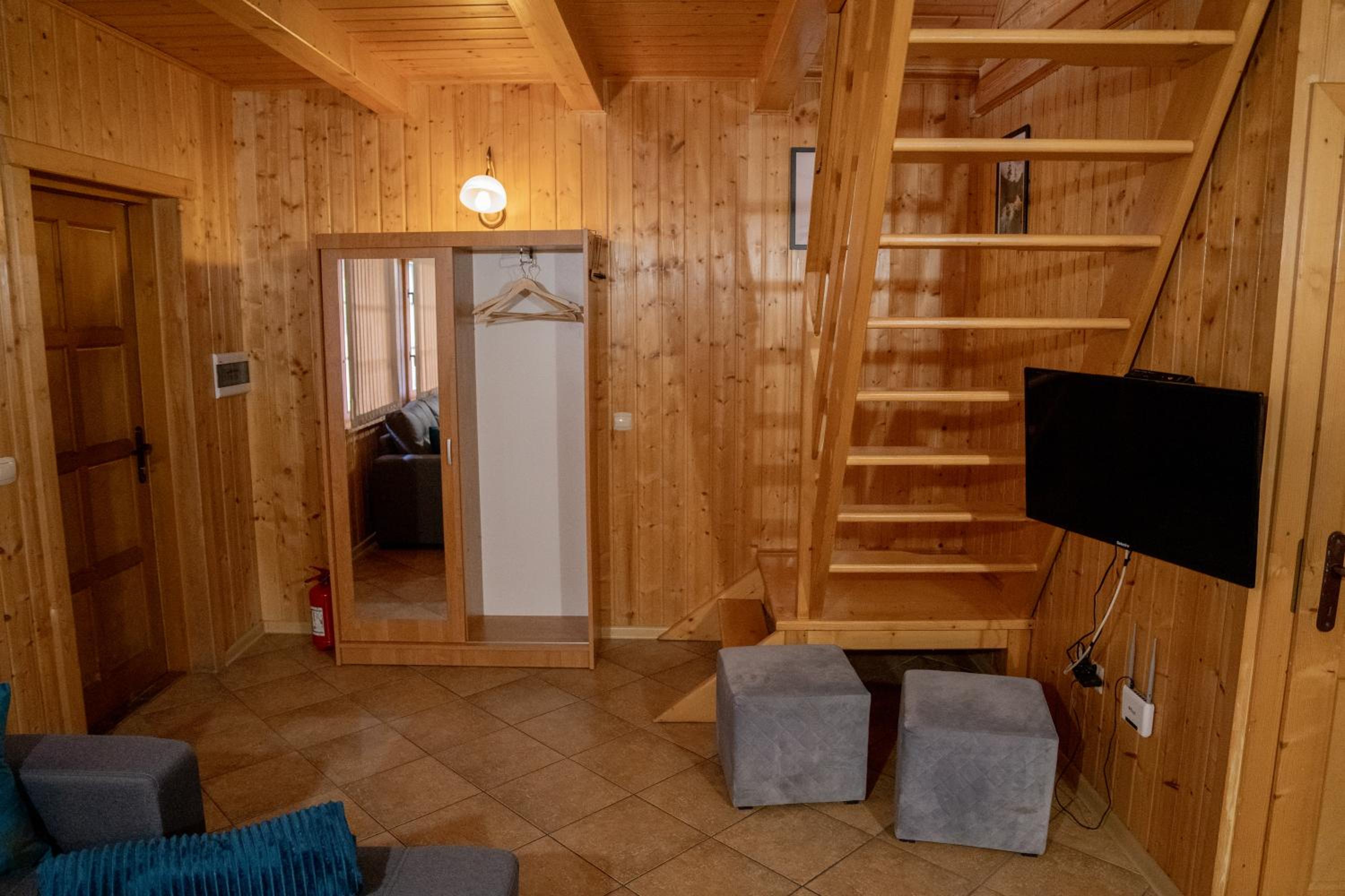 Domki nad jeziorem-Wodnik