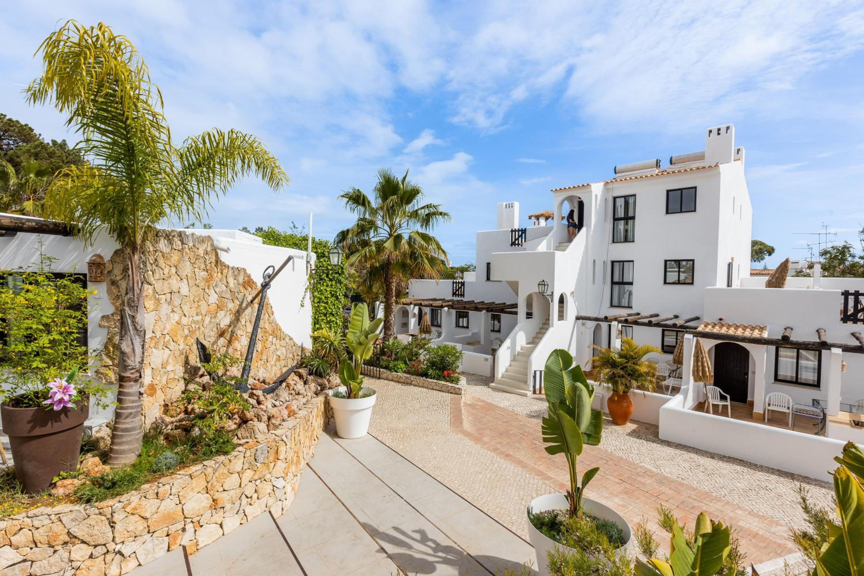 Hotel Apartamentos Honorio - Pool and Garden - Image 1