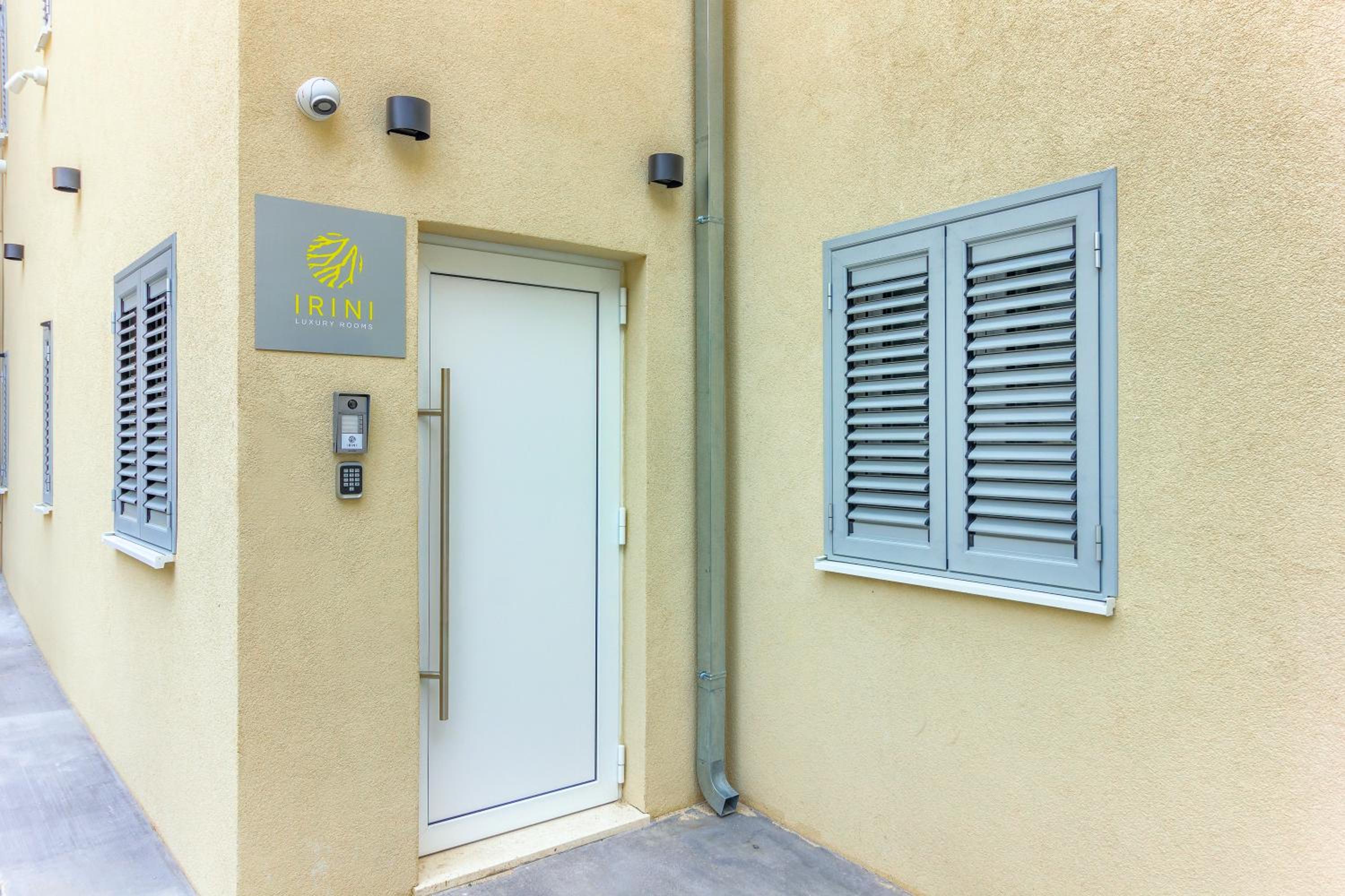 Hotel Irini Luxury Rooms - Image 1