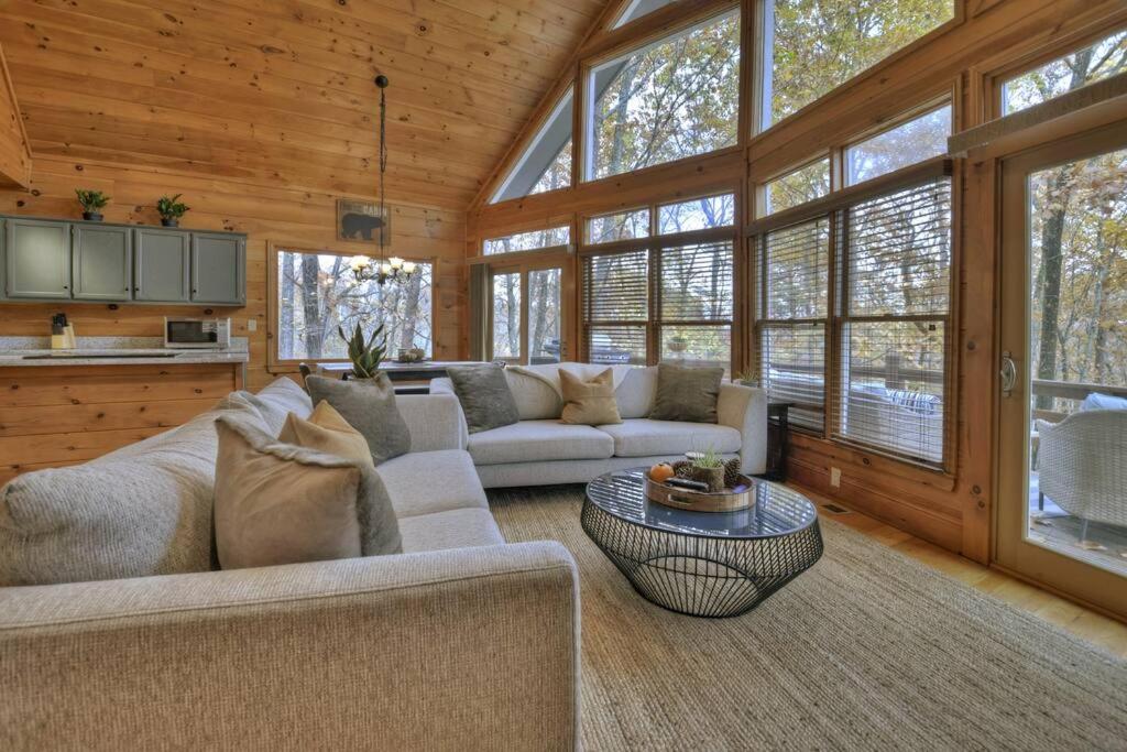Beautiful Renovated Cabin in Blue Ridge Mountains view 5