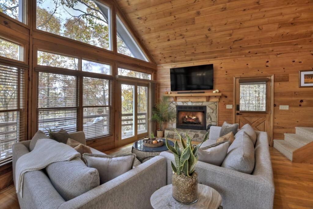 Beautiful Renovated Cabin in Blue Ridge Mountains view 4