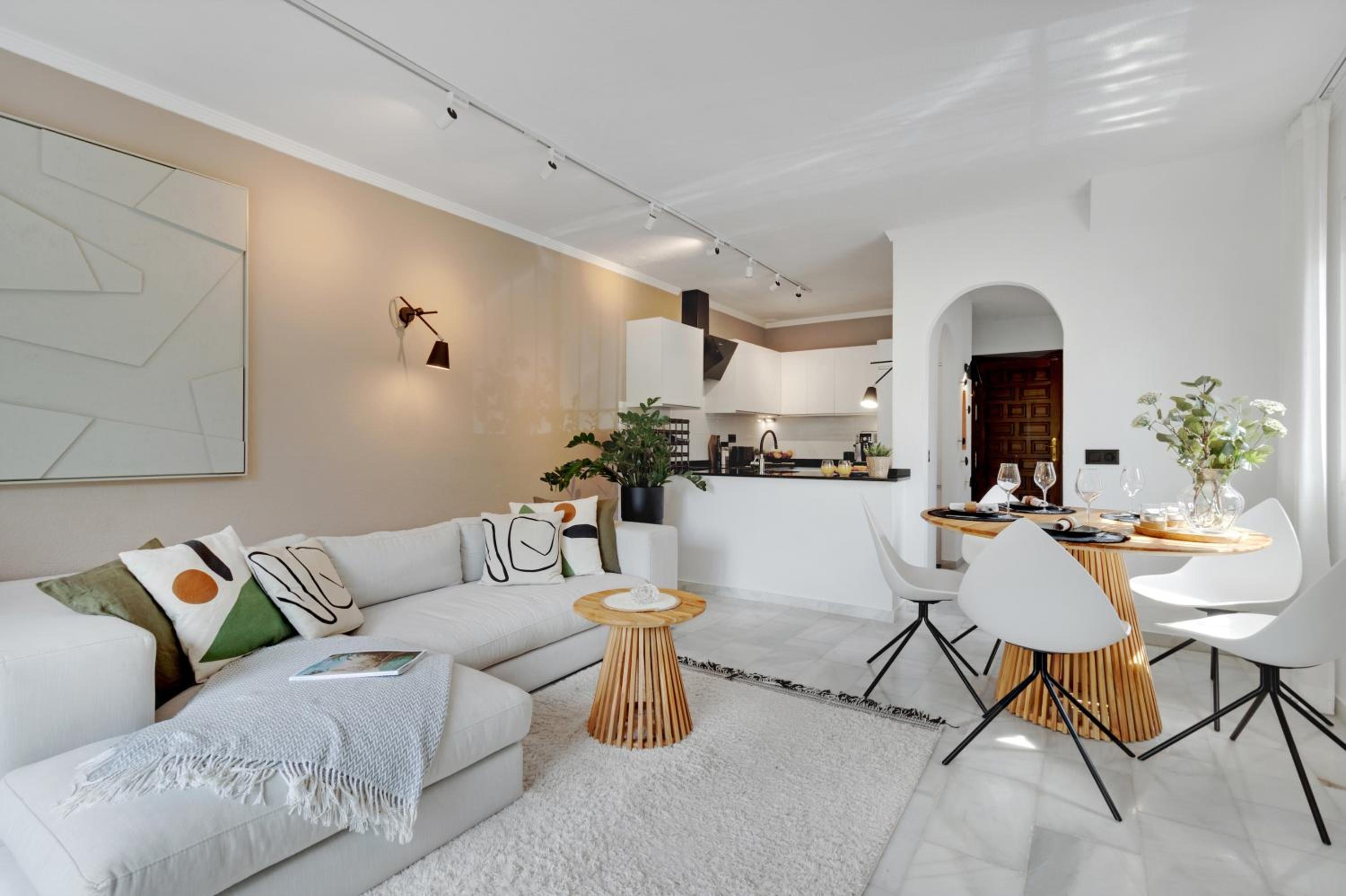 Townhouse with Tropical Garden, BBQ & Pool