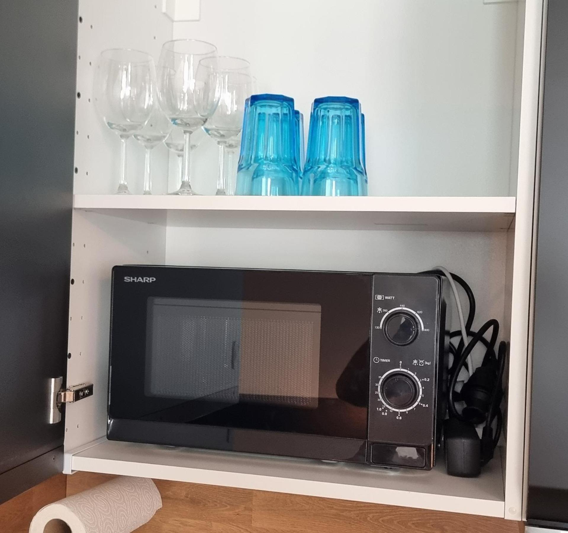 Federnest - Luxus-Studio - Kingsize Boxspringbett - Home-Office mit Monitor und Drucker - 11 Min Hbf