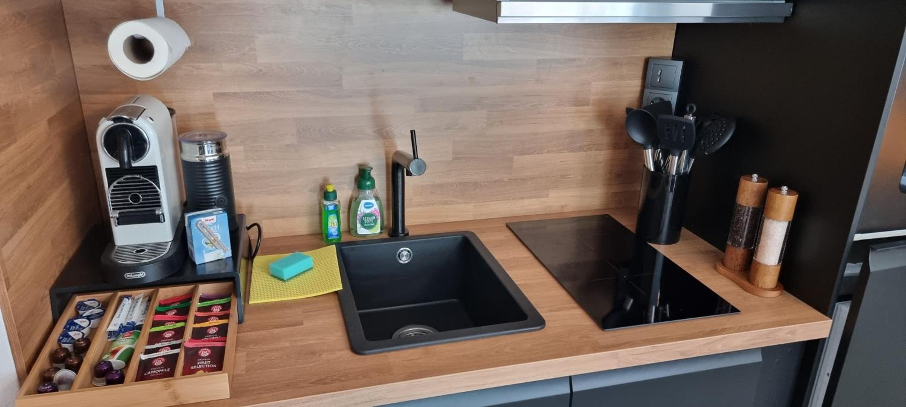 Federnest - Luxus-Studio - Kingsize Boxspringbett - Home-Office mit Monitor und Drucker - 11 Min Hbf