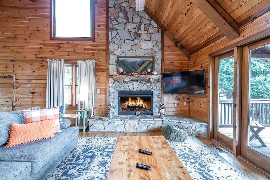 Honey Hollow Cabin w Gorgeous Mtn Views & Hot Tub view 5