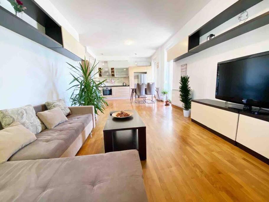 Azzaro apartment with two bedrooms view 4