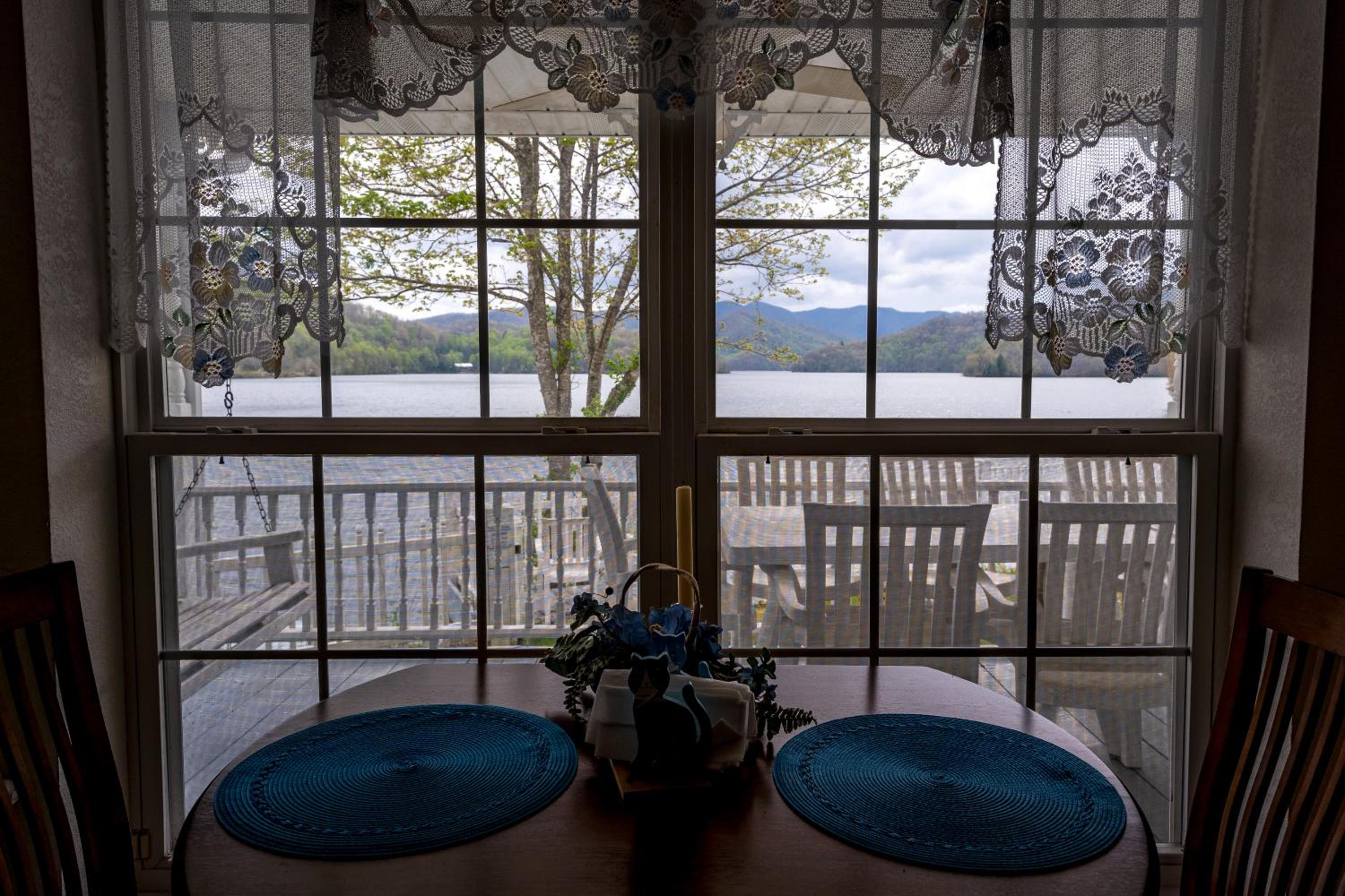 Lakefront Cottage - Spacious House with Private Dock