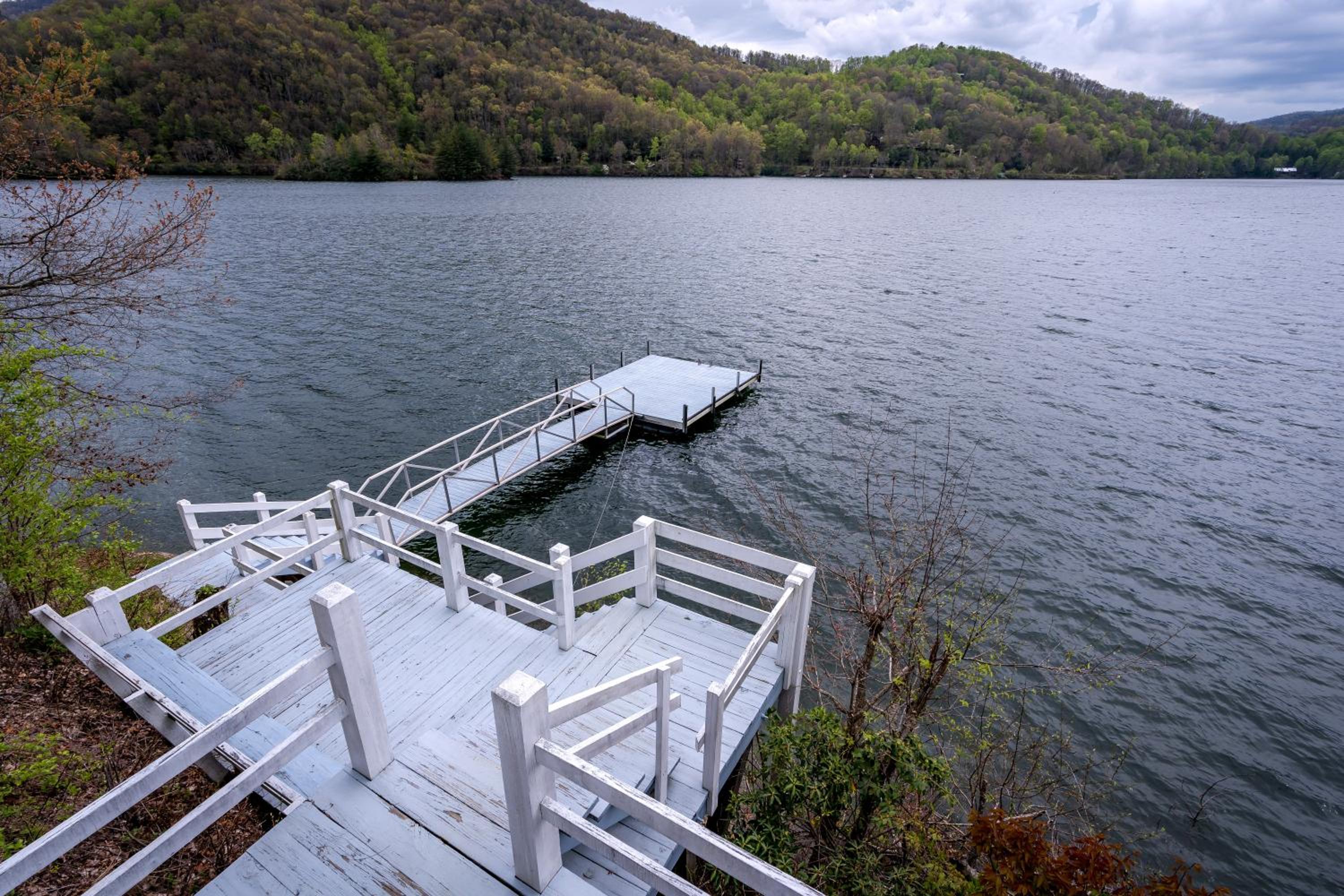 Lakefront Cottage - Spacious House with Private Dock