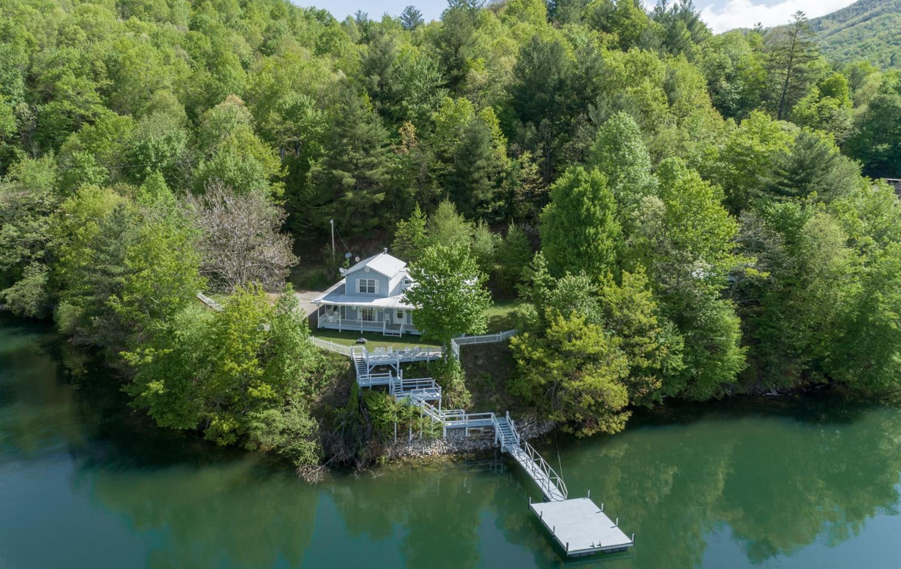 Lakefront Cottage - Spacious House with Private Dock
