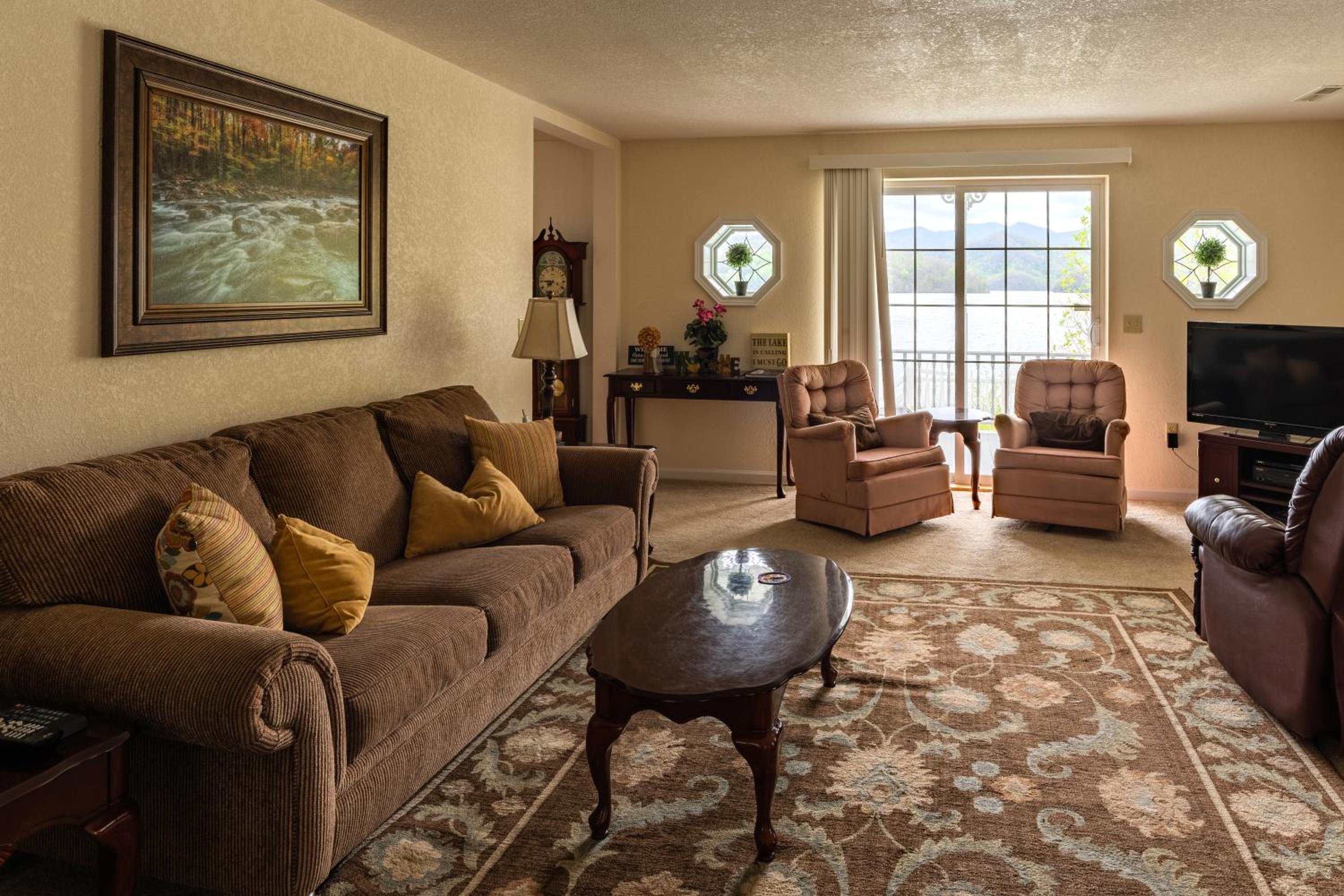 Lakefront Cottage - Spacious House with Private Dock