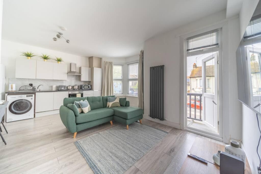 Stunning 3 bedroom flat in Southend-on-sea view 2