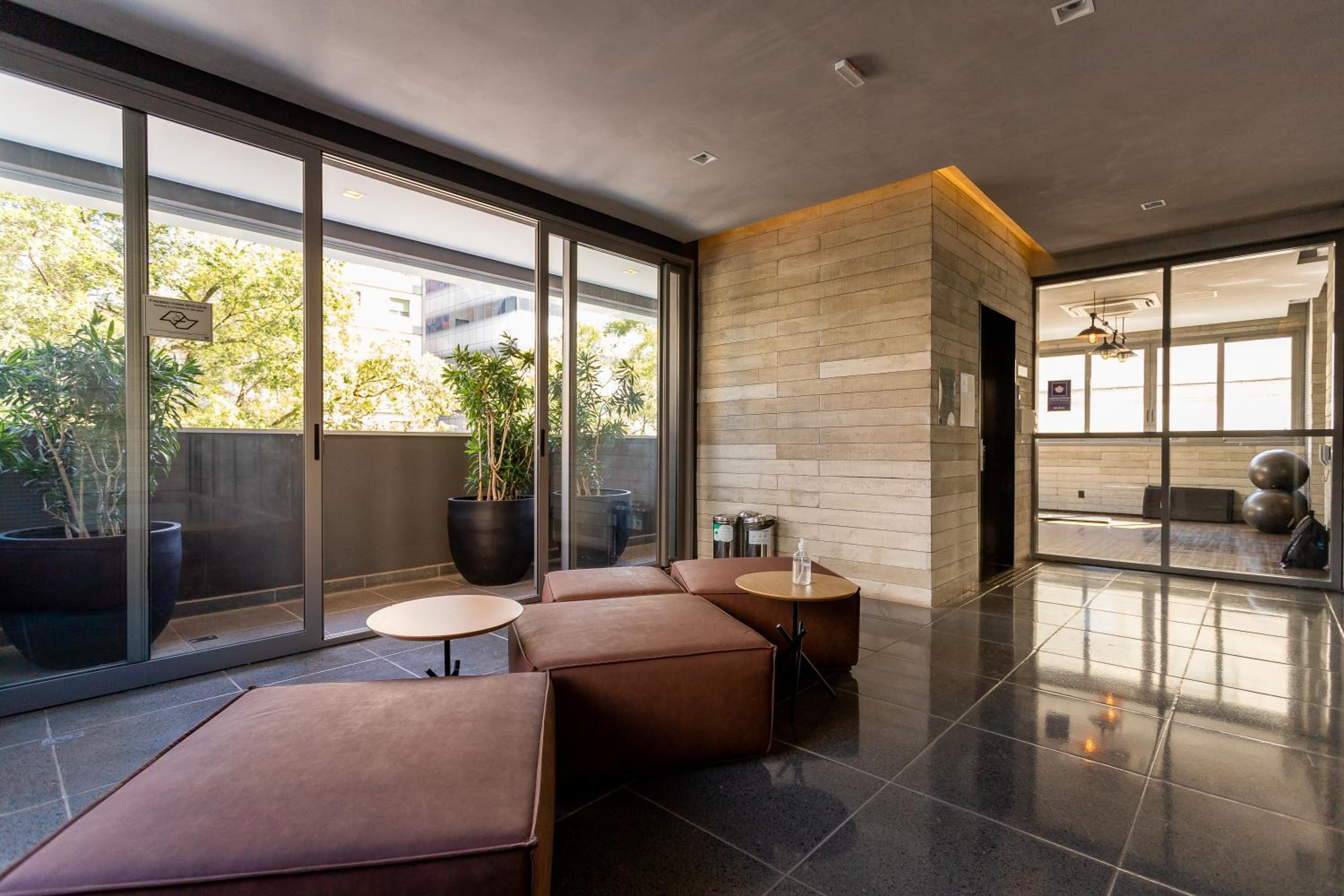 Studio 2113 moderno com maleiro-localizado na rua Oscar Freire1375