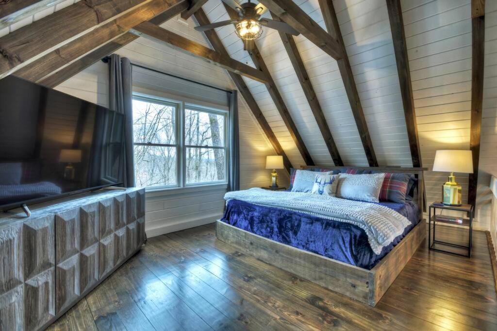 Picture Perfect Cabin with Hot Tub in the BR Mtns view 4