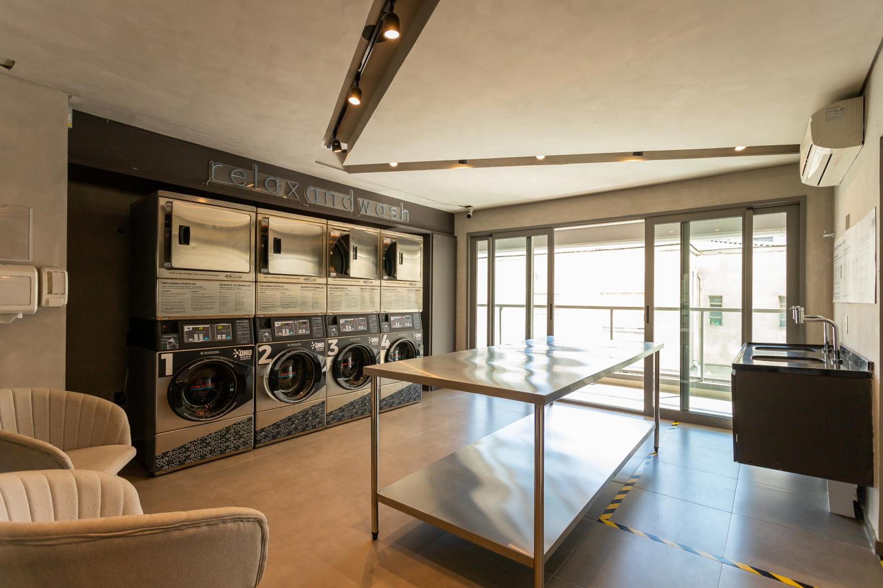 Studio 2113 moderno com maleiro-localizado na rua Oscar Freire1375