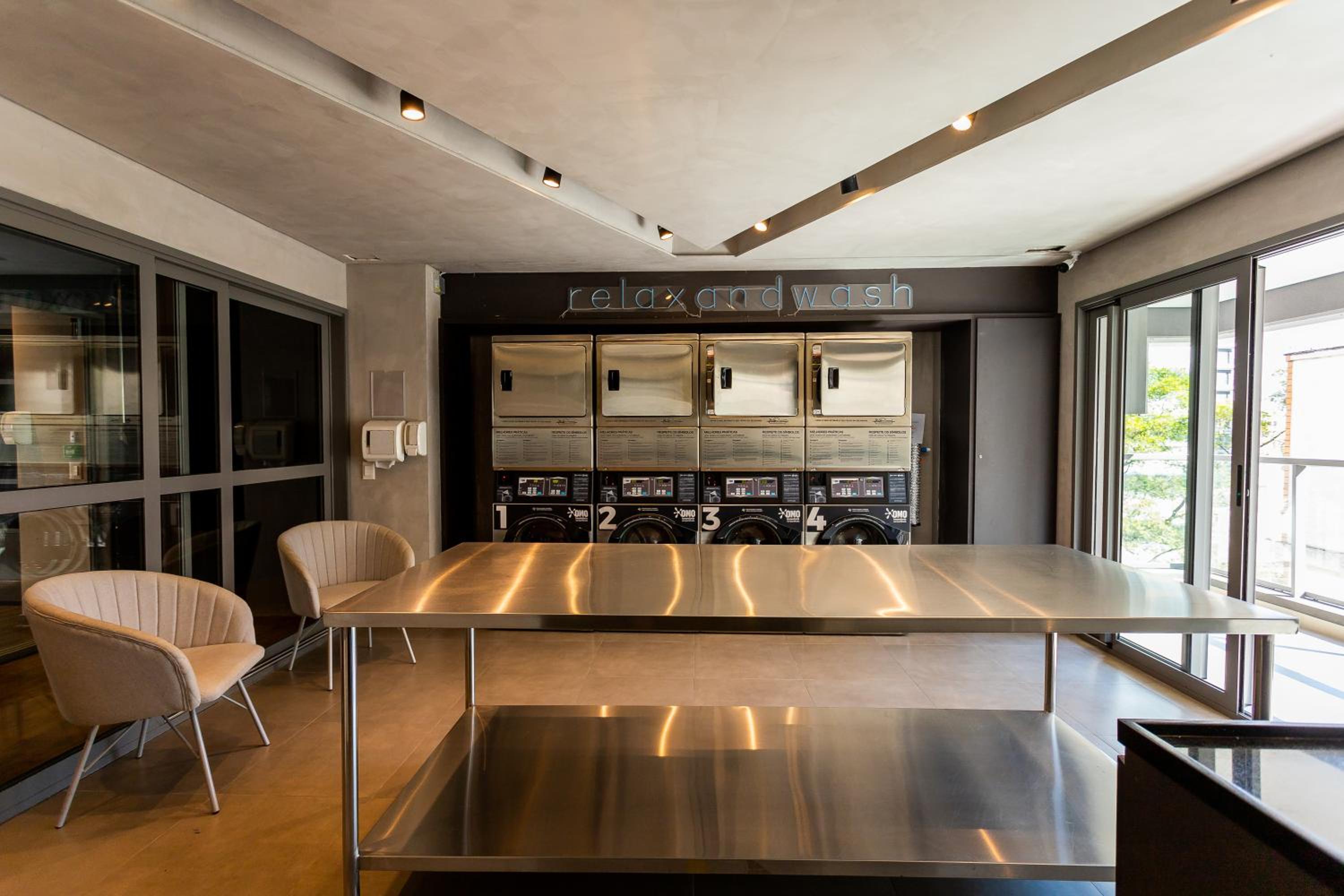Studio 2113 moderno com maleiro-localizado na rua Oscar Freire1375