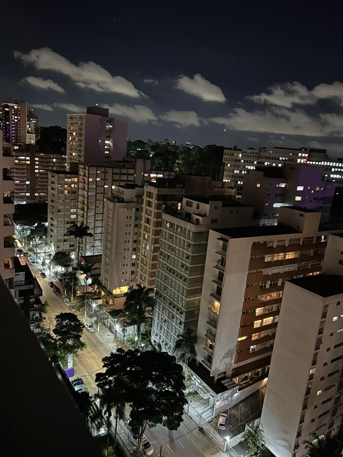 Studio 2113 moderno com maleiro-localizado na rua Oscar Freire1375