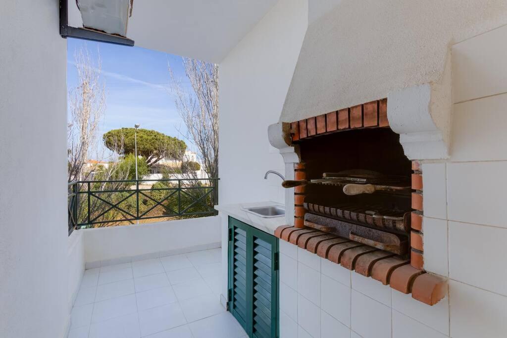 Hotel ROJA PÉ - Elegante apartamento T2 com AC perto do Pine Cliffs - Image 1