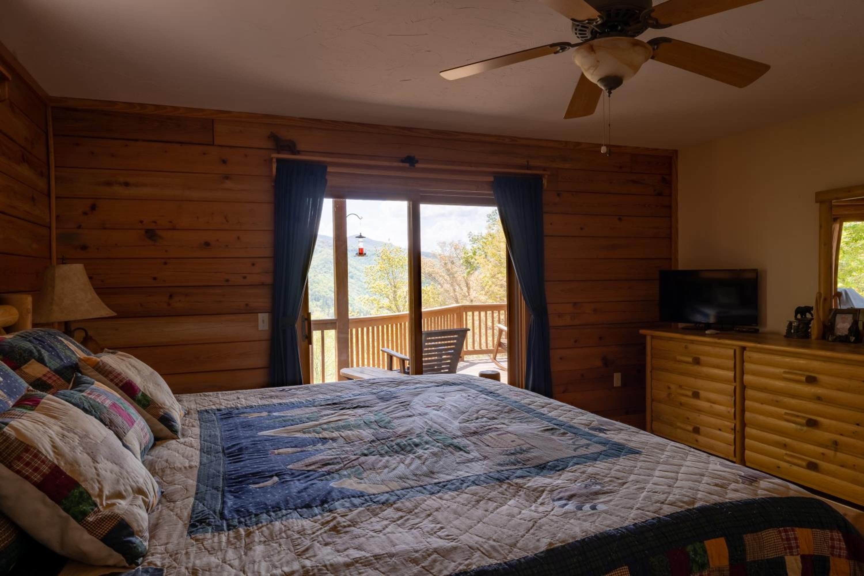 Quiet Haven Mountain Top Cabin - 3 Bedroom Cabin with Breathtaking Views view 5