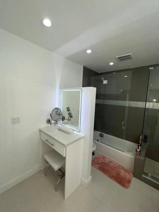Modern Miami Oversized 3 Bedroom in Central Location