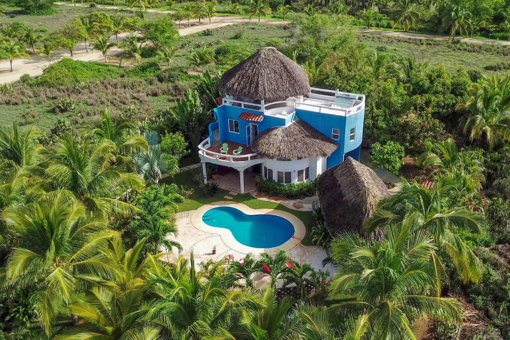 Casa Bibi Ac Wifi Starlink kitchen fully equipped swimming pool Hot water view 5