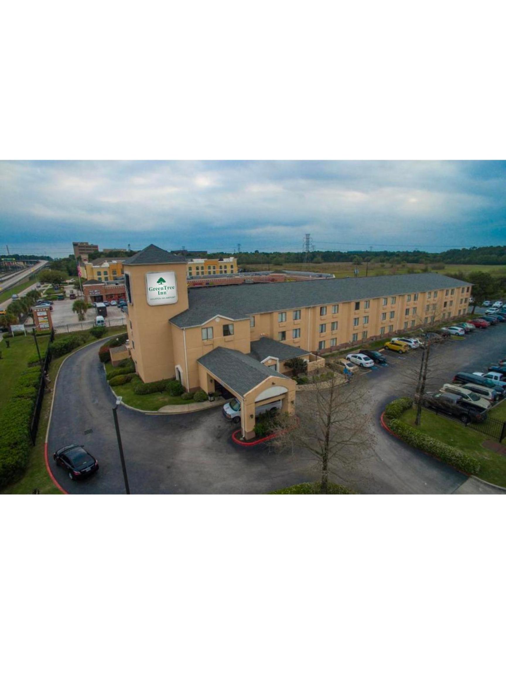 Hotel GreenTree Inn - IAH Airport JFK Blvd - Image 1