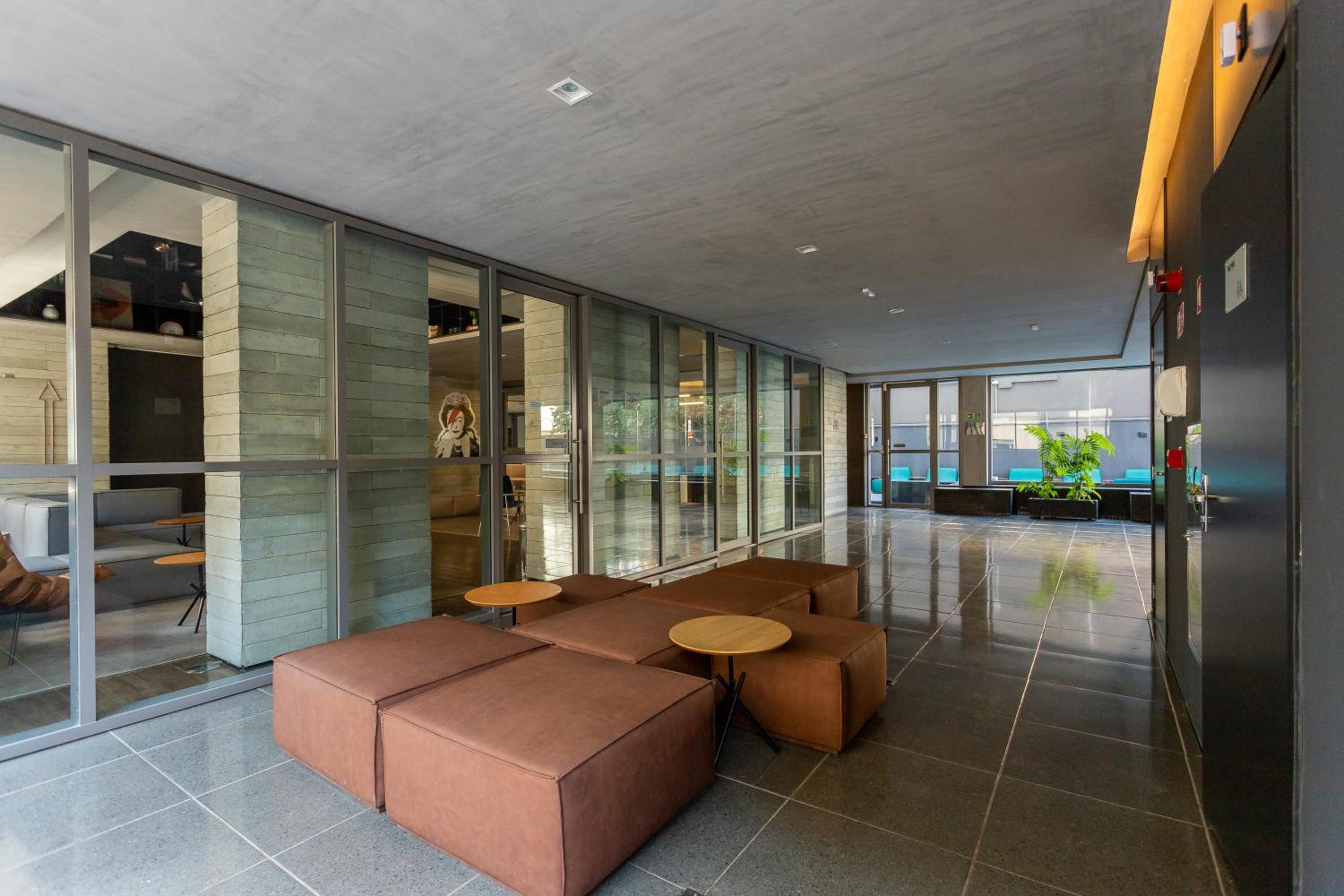 Studio 2113 moderno com maleiro-localizado na rua Oscar Freire1375