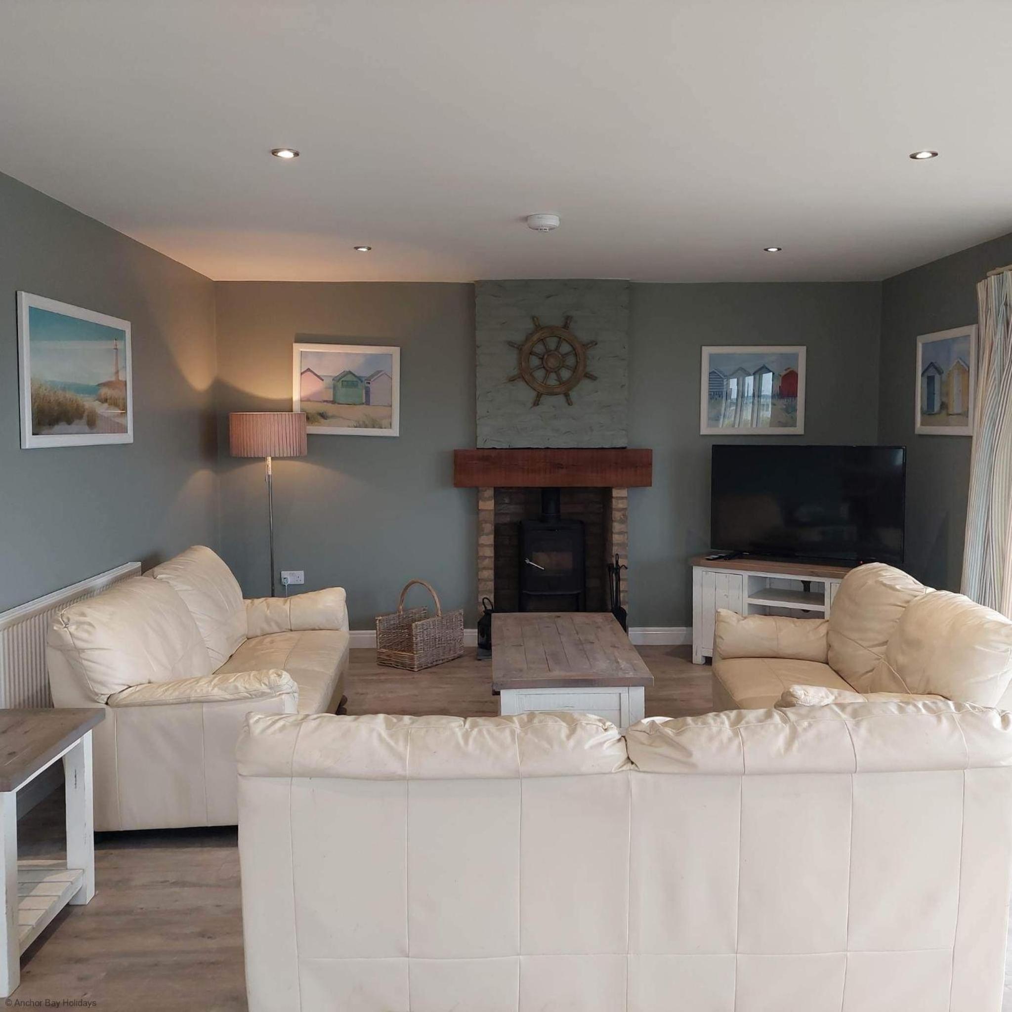 Echo Beach - Sleeps 12 - Part of the The Bay Filey Holiday Village with pool, gym and direct beach access, pub, restaurant, tennis and meadows walks