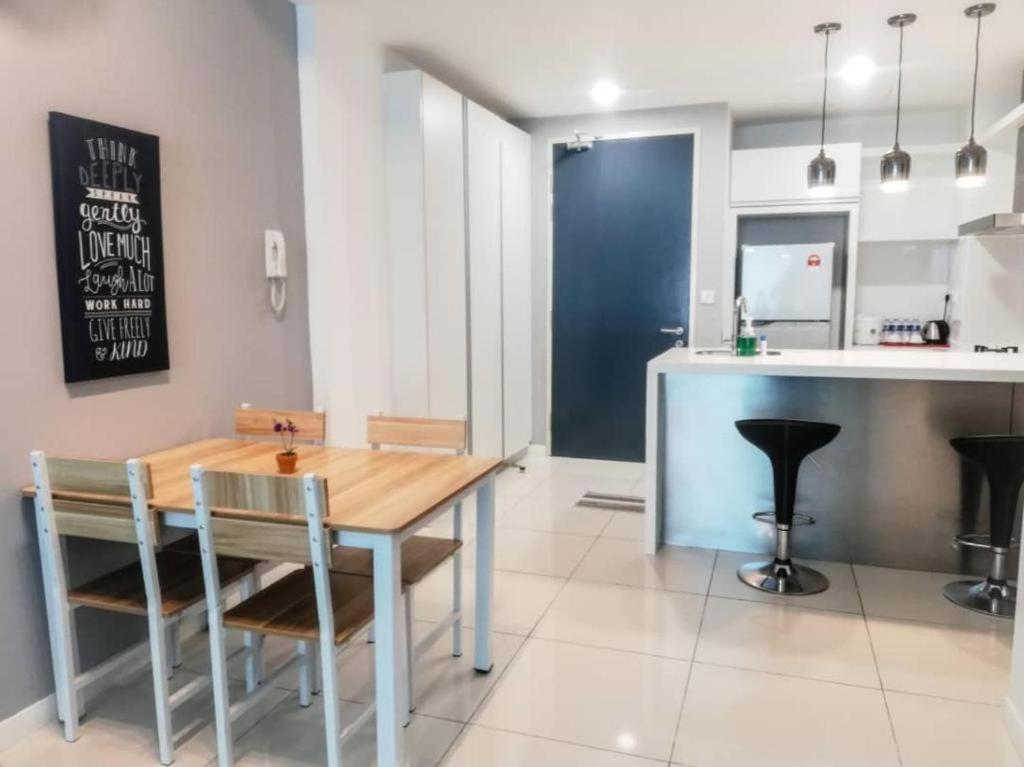 Blue Sky Apartment at Sutera Avenue 5-6 PAX photo 2
