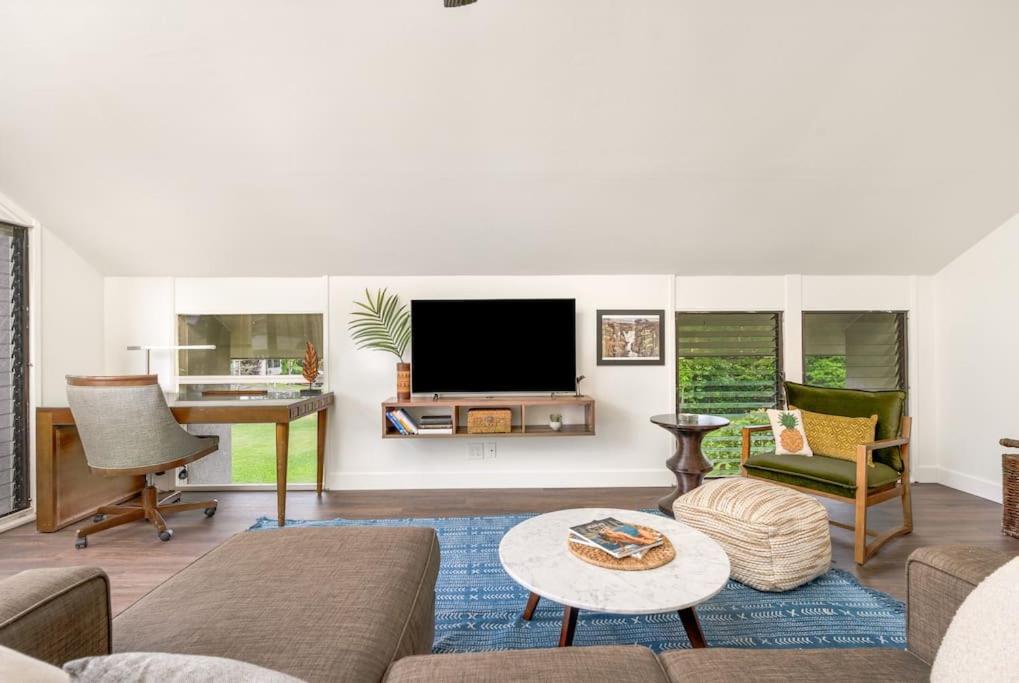 Breezy + Spacious 3/2 House with Bali Hai View view 5