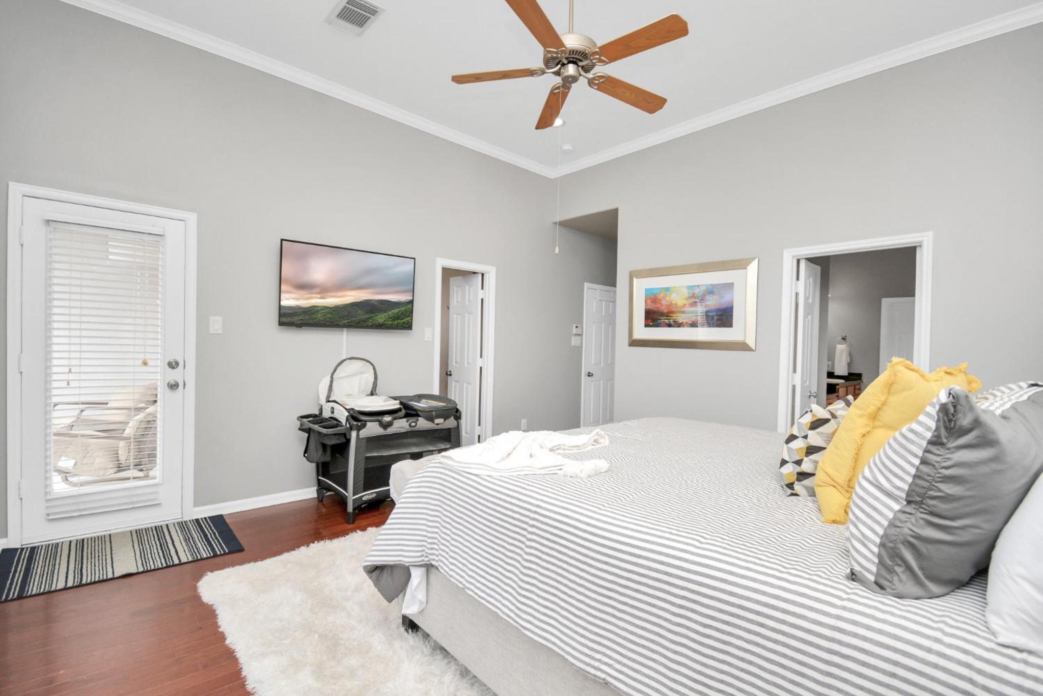 3BR 3Ba Upscale Luxury Home in The Heights view 3