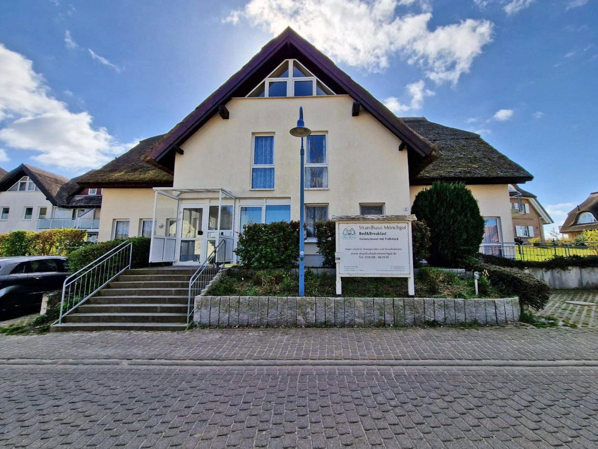 Ferienwohnung-30-Strandhaus-Moenchgut-Endloser-Sandstrand-und-das-weite-Meer