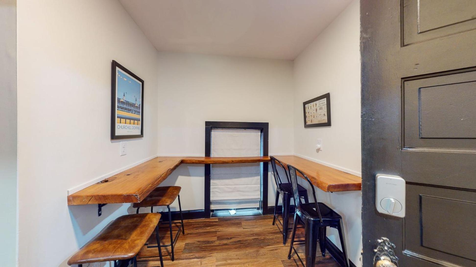 Stylish 2nd Floor Apartment with Pool Table Office Space near Churchill Downs