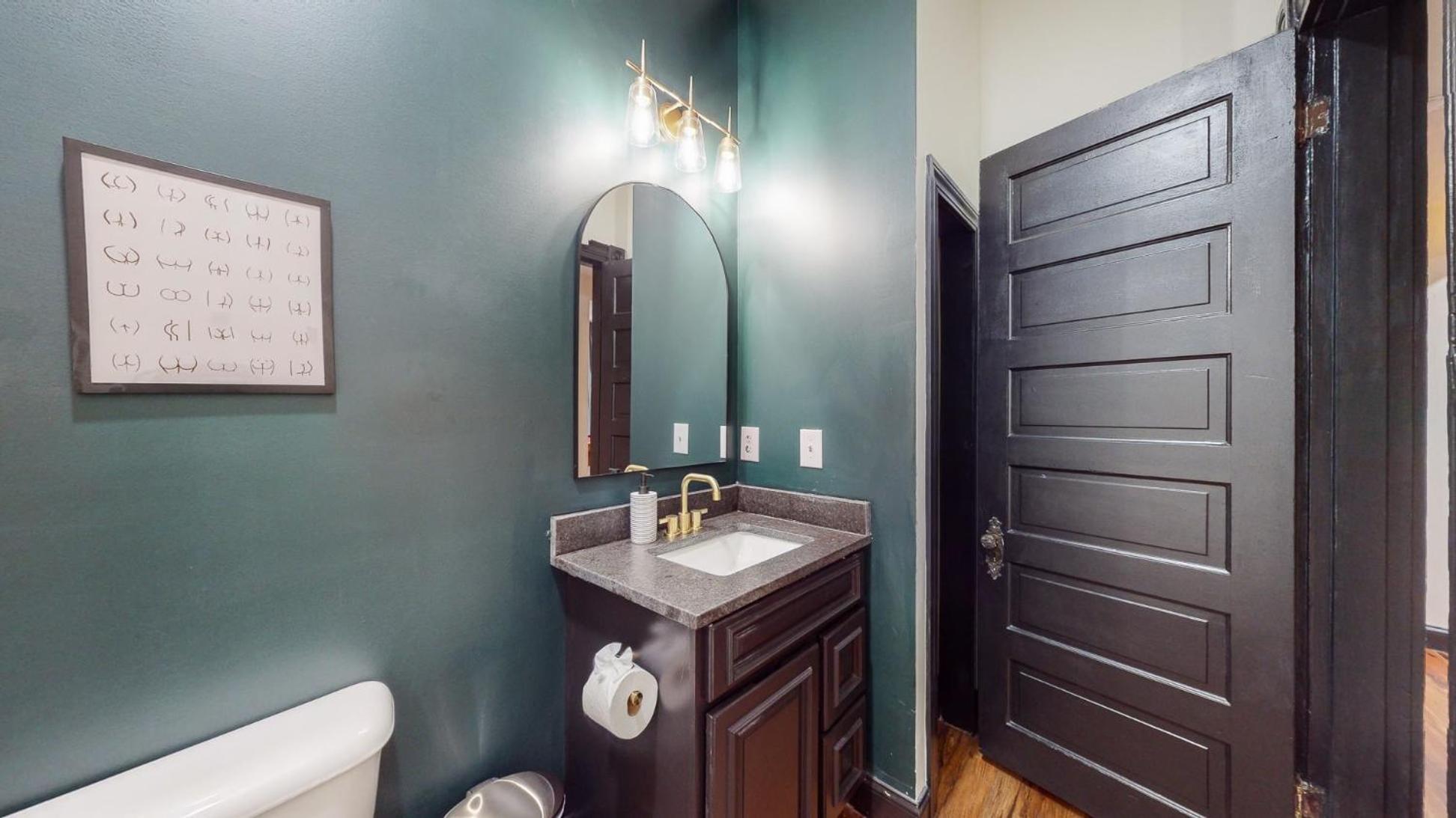 Stylish 2nd Floor Apartment with Pool Table Office Space near Churchill Downs