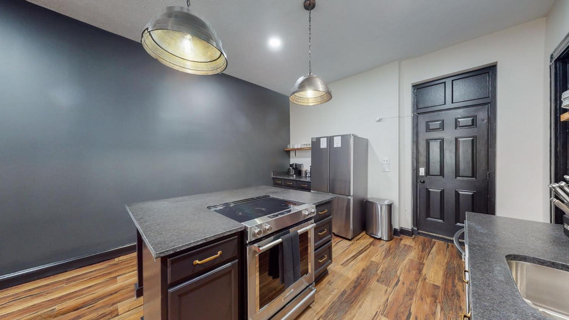 Stylish 2nd Floor Apartment with Pool Table Office Space near Churchill Downs