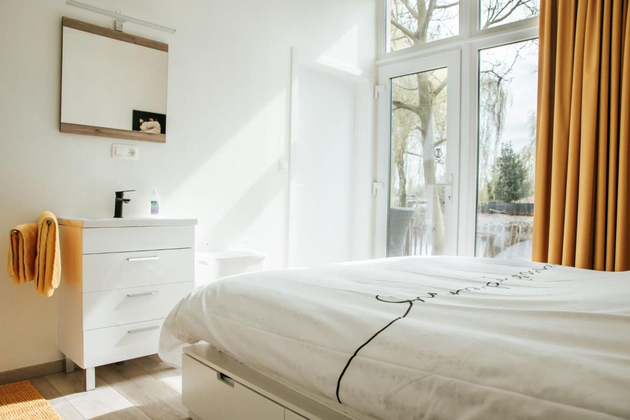 Trendy chalet aan visvijver