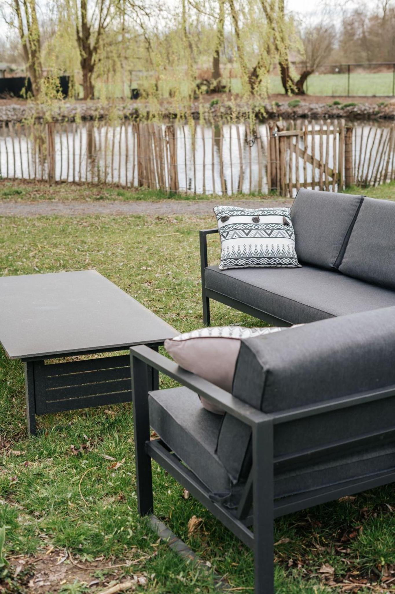 Trendy chalet aan visvijver