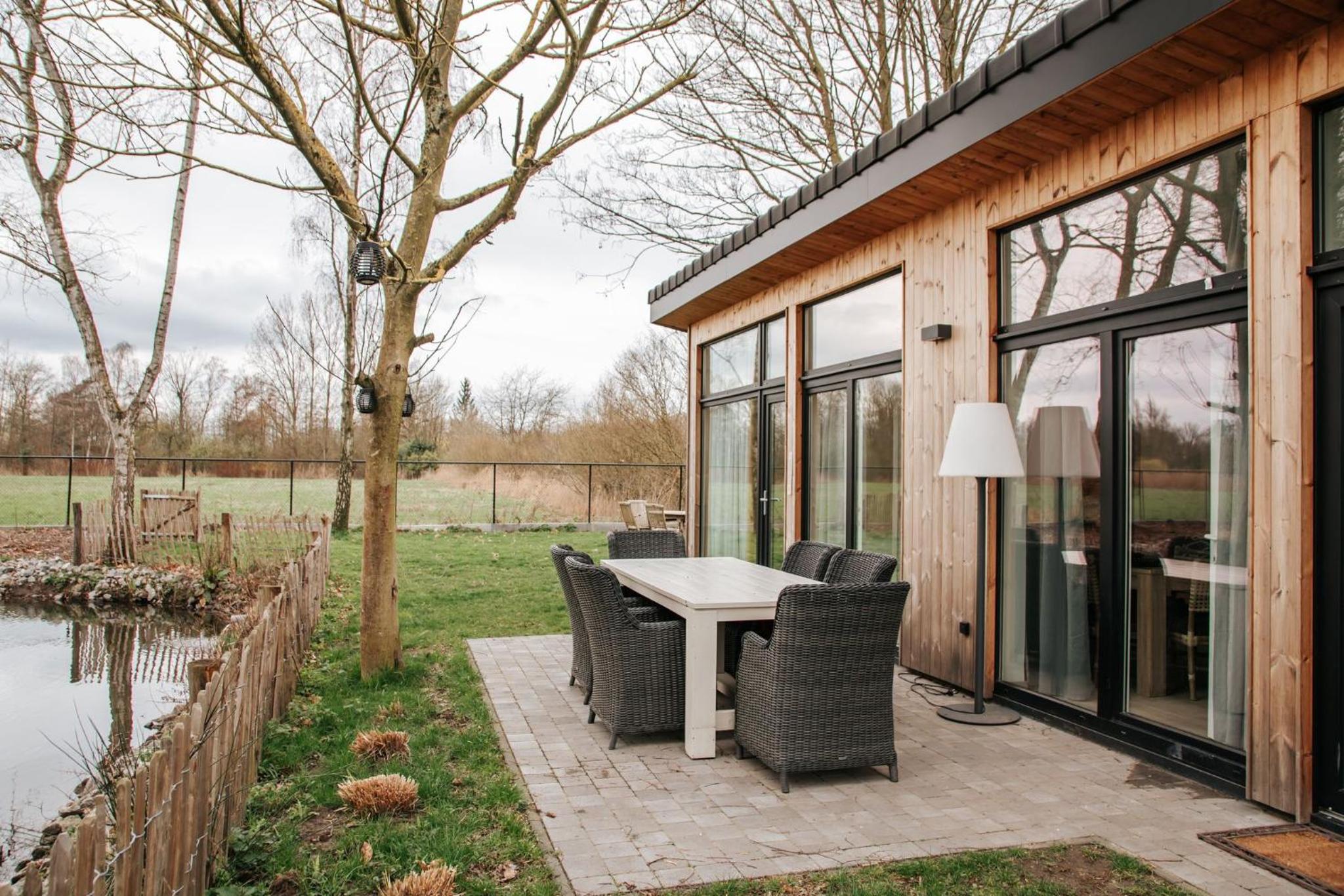 Trendy chalet aan visvijver
