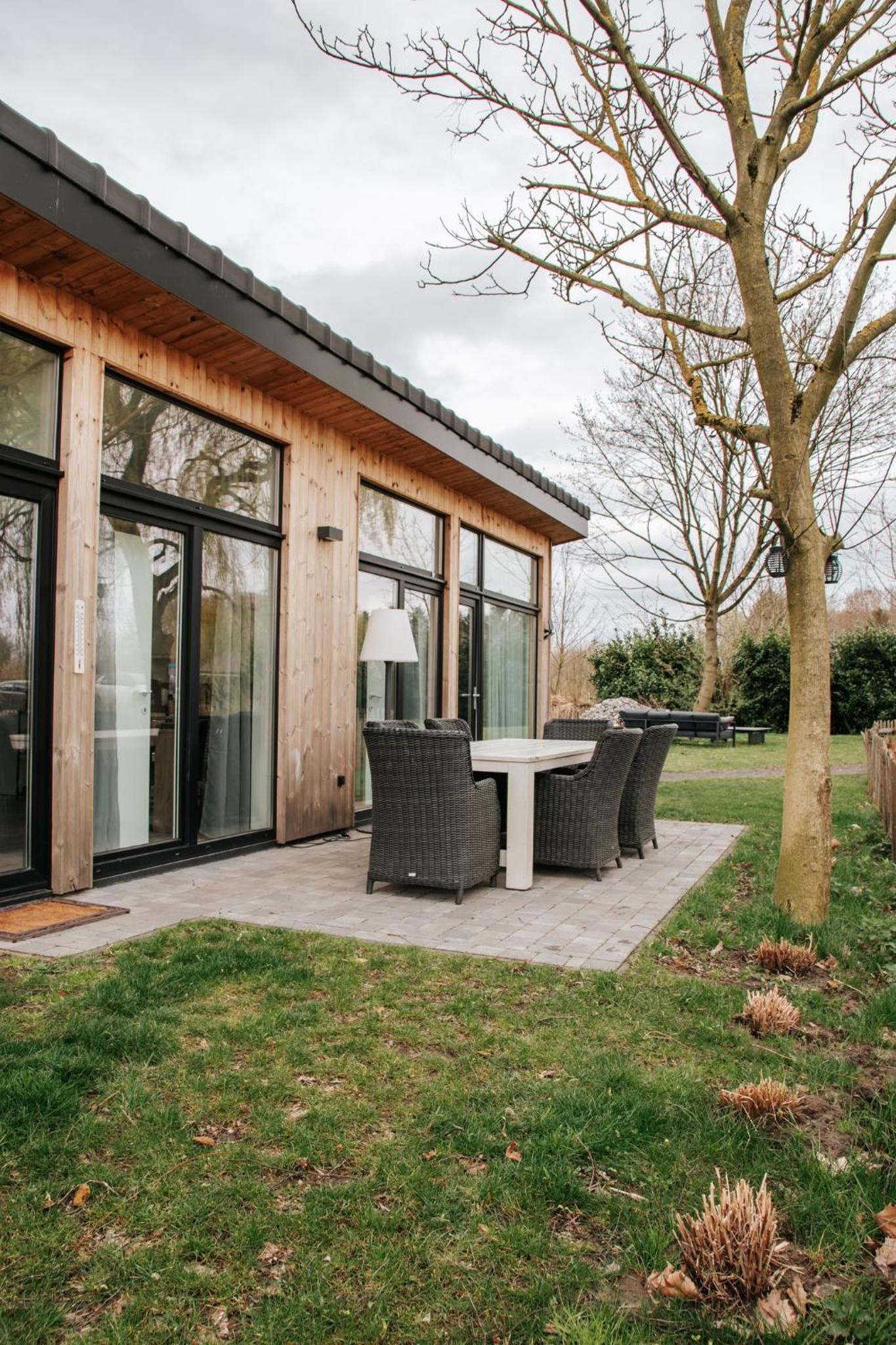 Trendy chalet aan visvijver