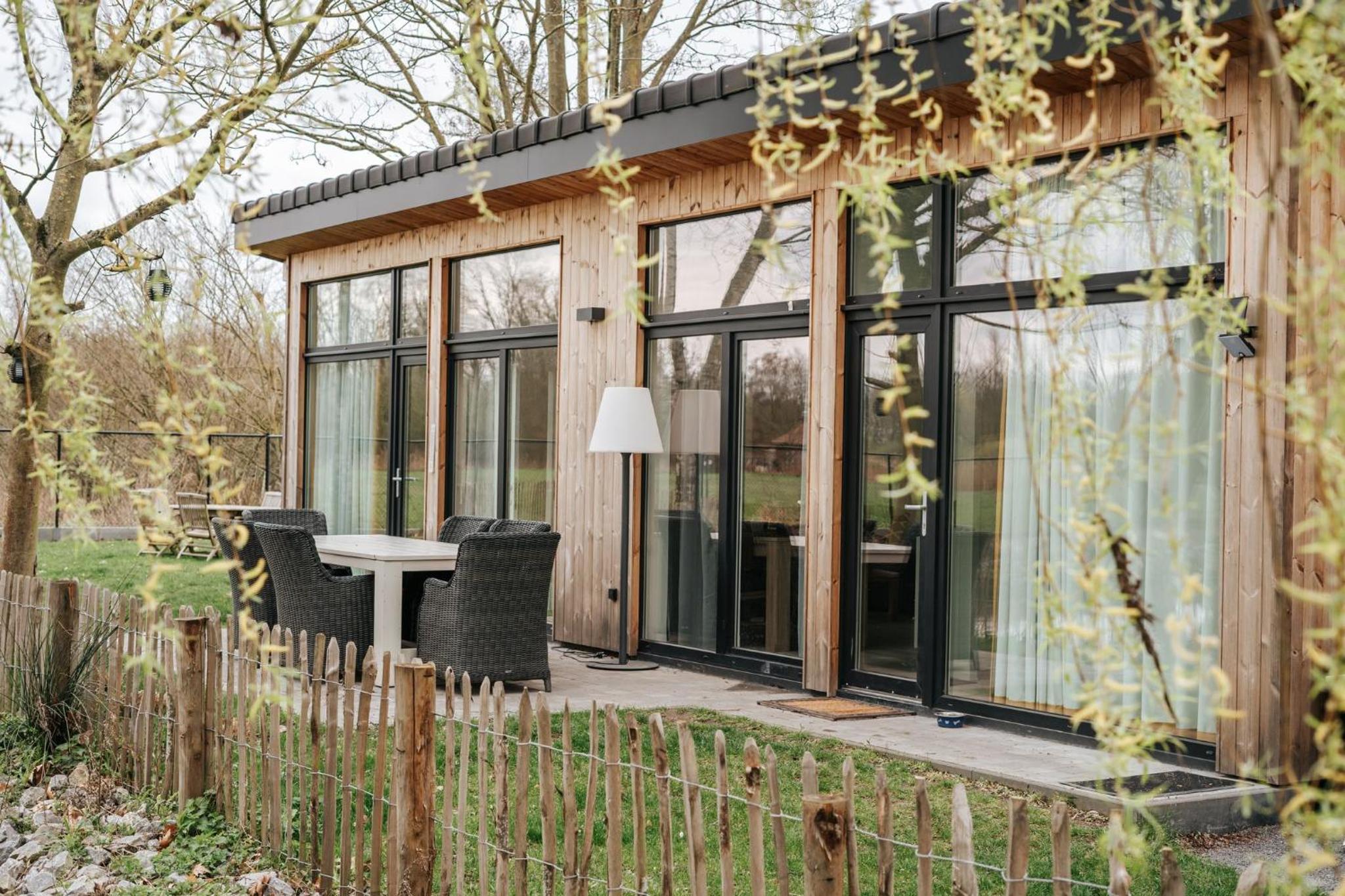 Trendy chalet aan visvijver