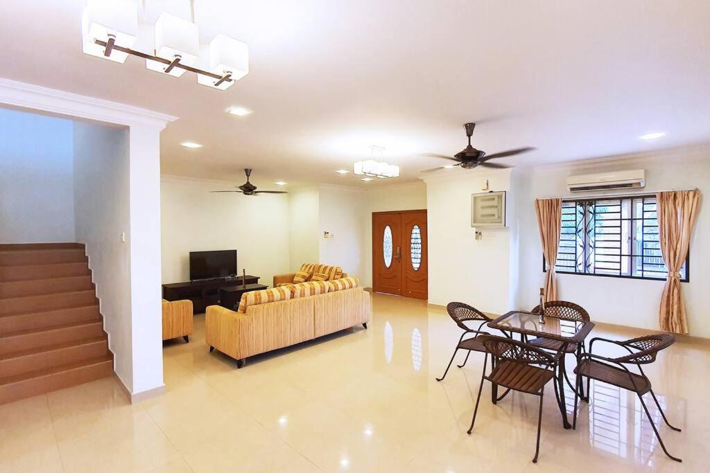 Puchong Semi D Homestay spacious 4 rooms
