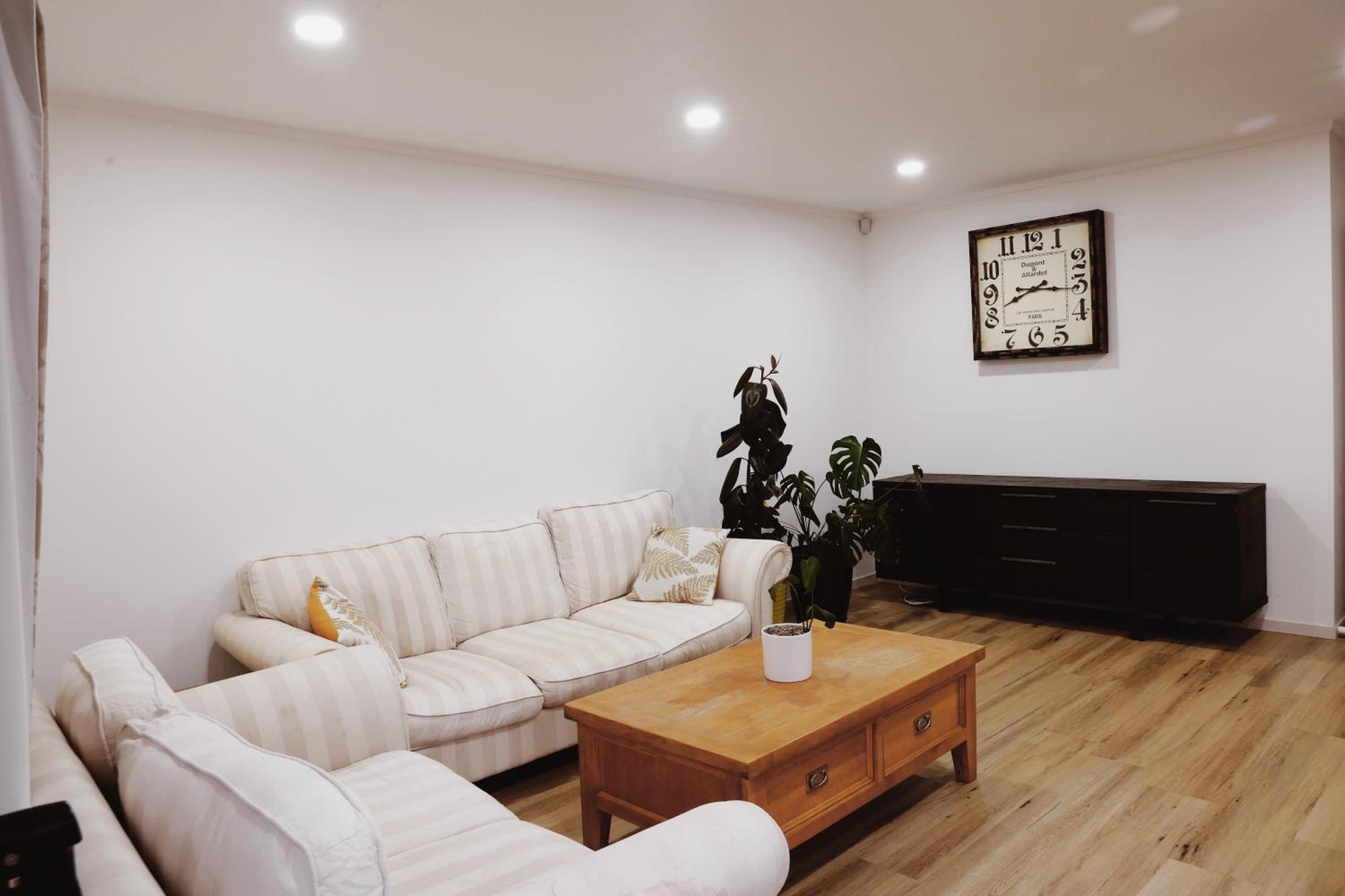 House Located at the centre of East Auckland walking to Botany Westfield Shopping Mall view 5