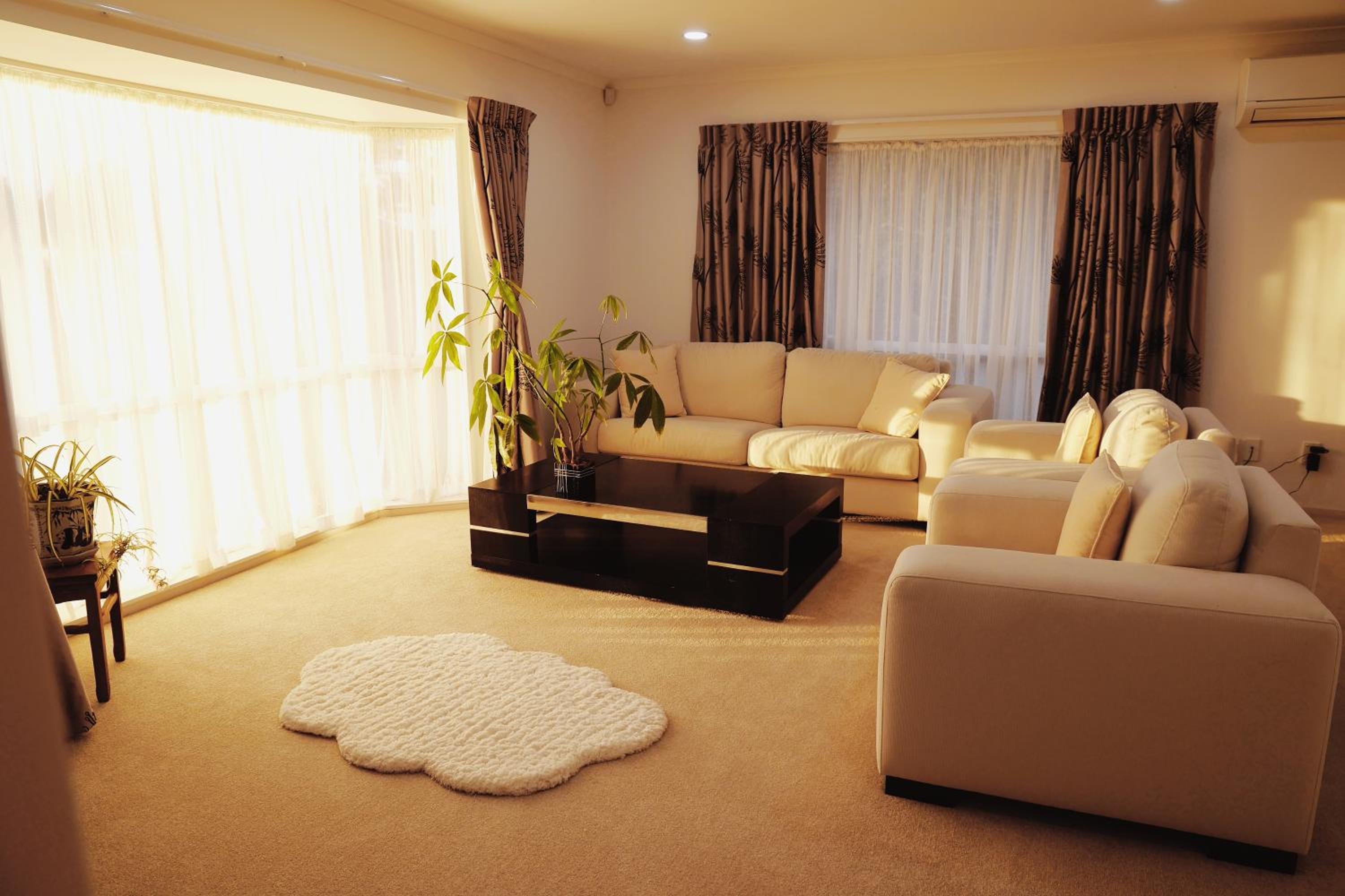 House Located at the centre of East Auckland walking to Botany Westfield Shopping Mall view 3