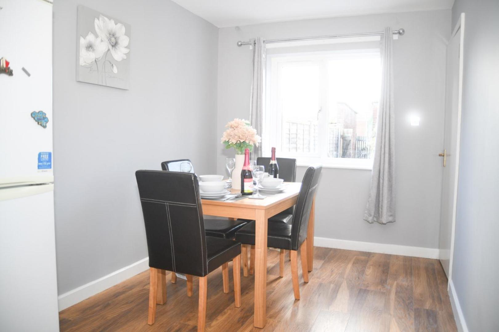Walsall Vacations - 2ndHomeStays -Willenhall-Charming 3-Bedroom Home - Property Image 2
